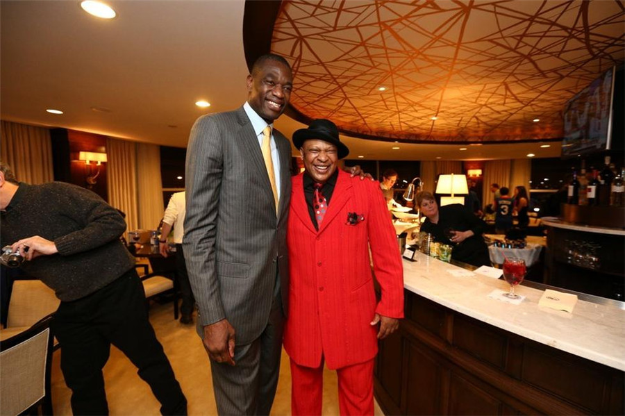 使得他从外 使得他从外